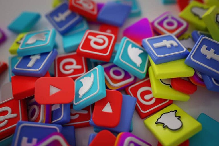 Redes Sociais: vantagens, desvantagens e exemplos mais usadas